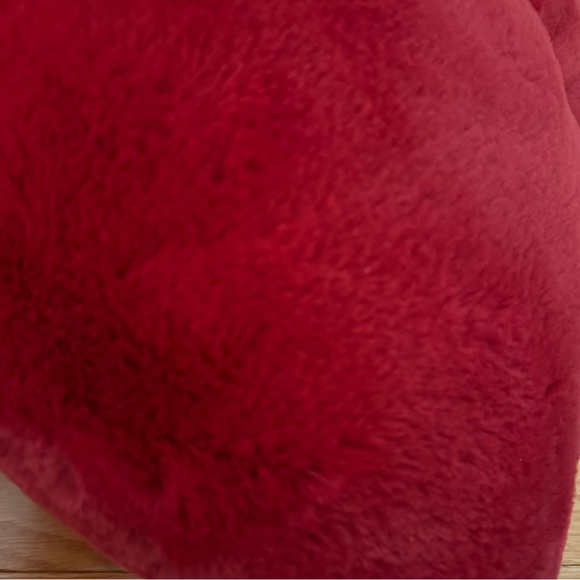 Two red faux fur accent pillows - Picture 4 of 4